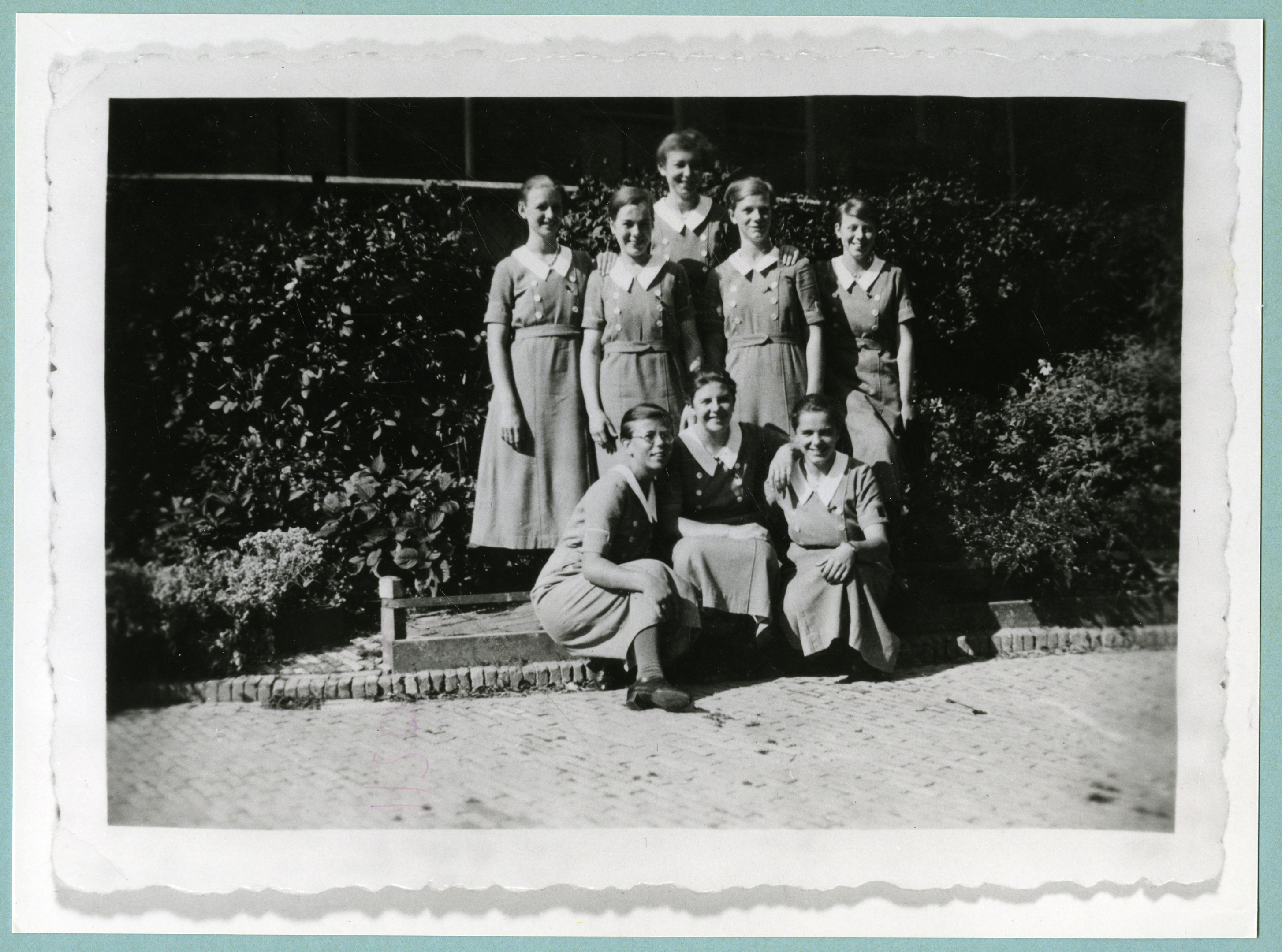 Groepsfoto weesmeisjes in burgerkleding, na 1936, collectie Fries Museum.