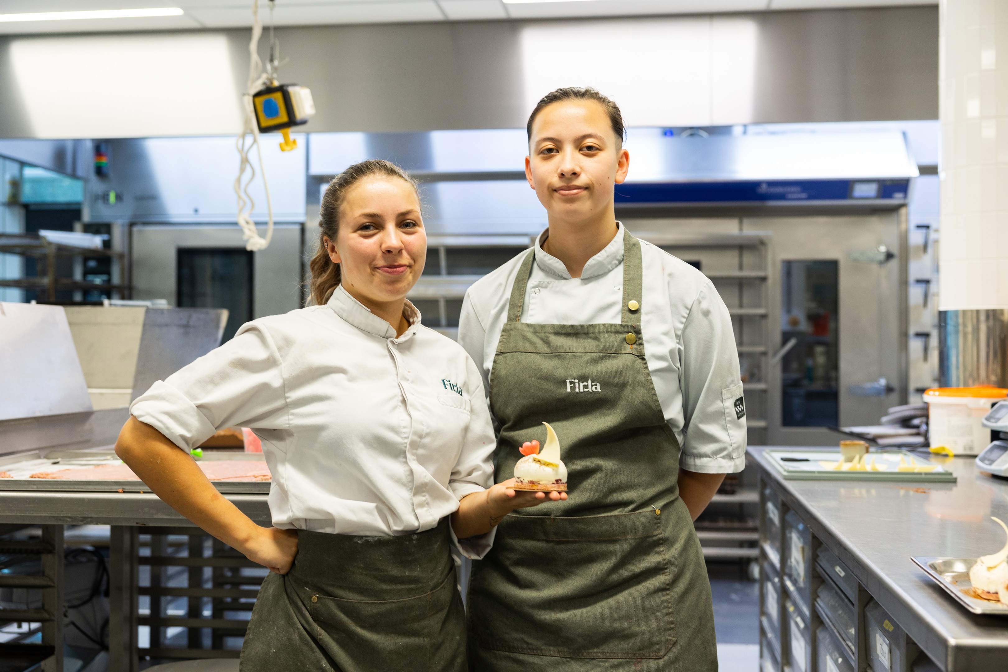 Studenten met hun taartje Isabella, foto: Aron Weidenaar