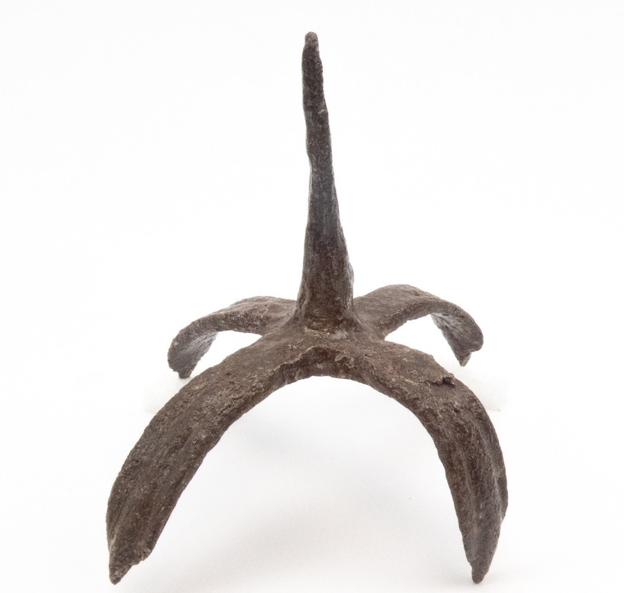 een zwaarder (b) type kletsievoetje, ca. 1200-1600, ijzer, collectie Fries Museum | Fotograaf K. Abelskamp-Boos, atelier Vesta