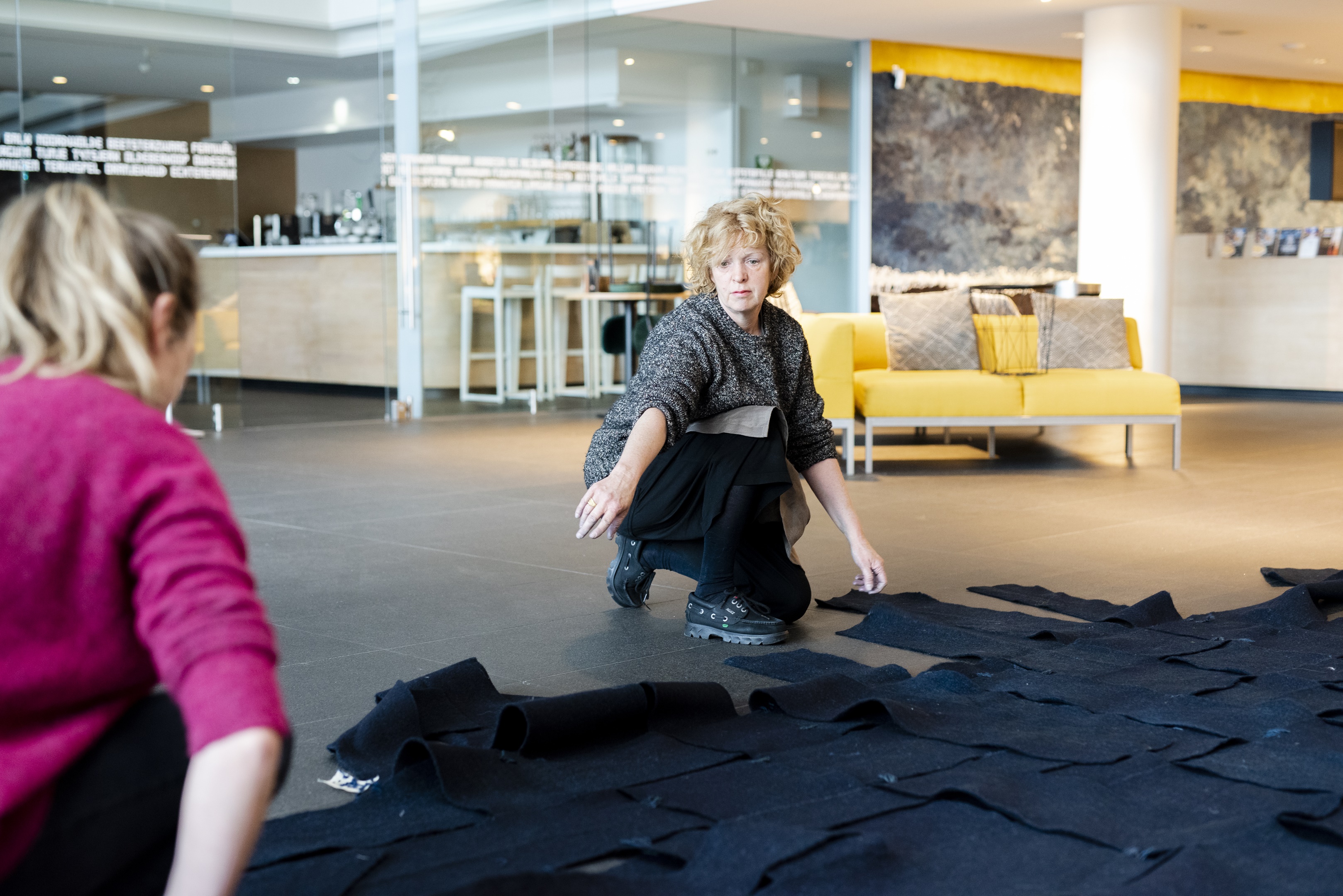 Claudy Jongstra aan het werk in het Fries Museum | foto door David Vroom