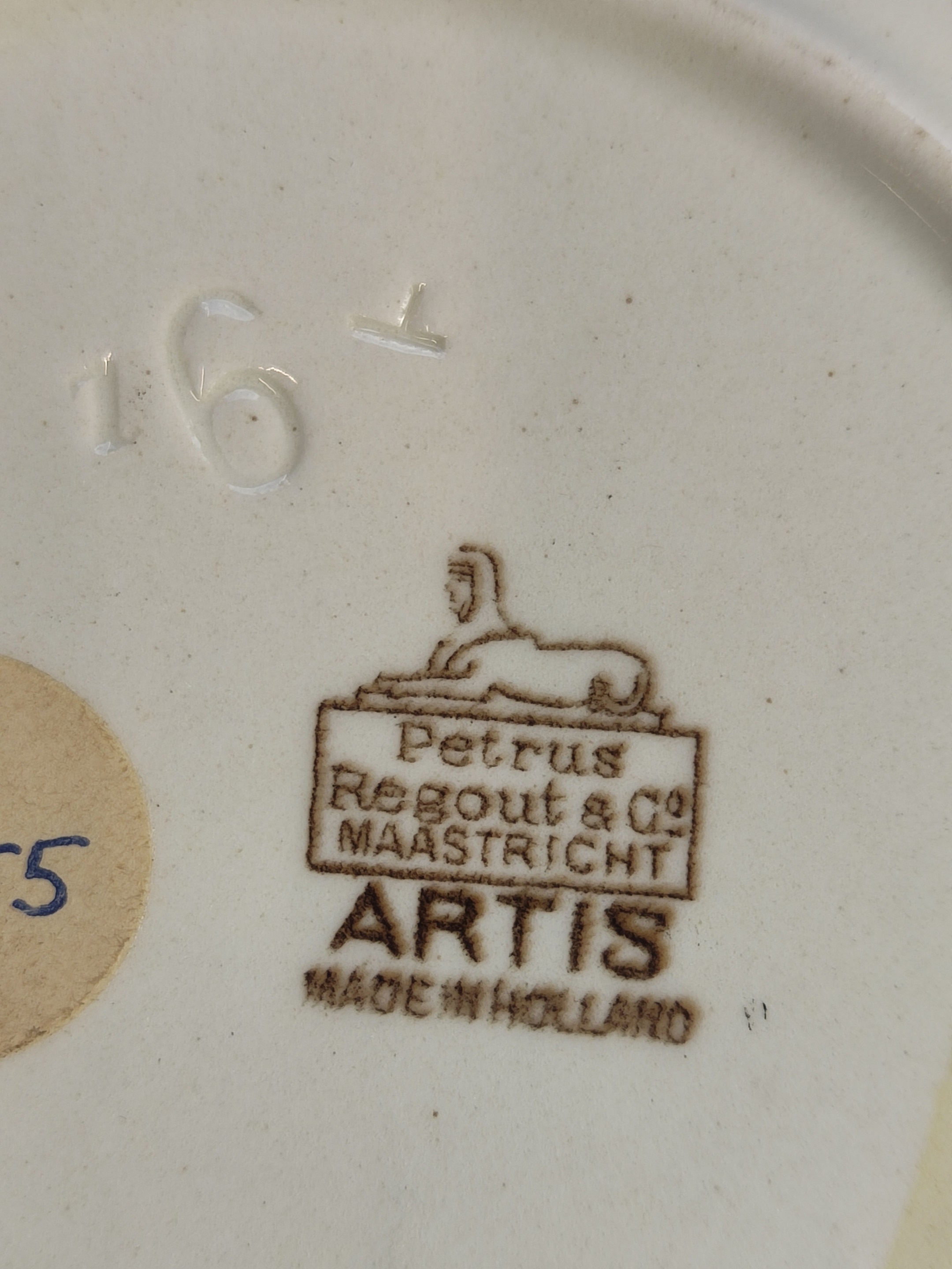 GMP 1982-054, bord met decor van pelikaan. Petrus Regout (fabriek) en Willem Rozendaal (ontwerp), circa 1926