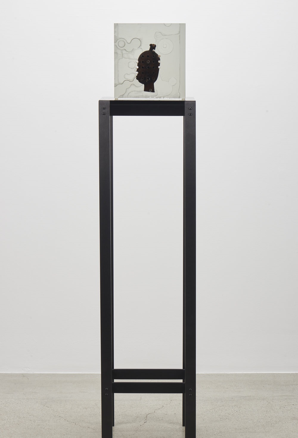 2 Harrison_Dark-Silhouette-Female-Fragment-2018_MAH00077ST_Alternate-view-02.PRS_-1000x1599