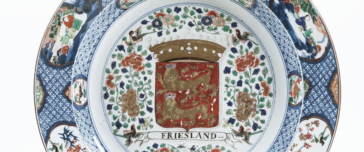 Bord met het wapen van Friesland, China, 1710-1725, porselein, Ø 46,8 cm