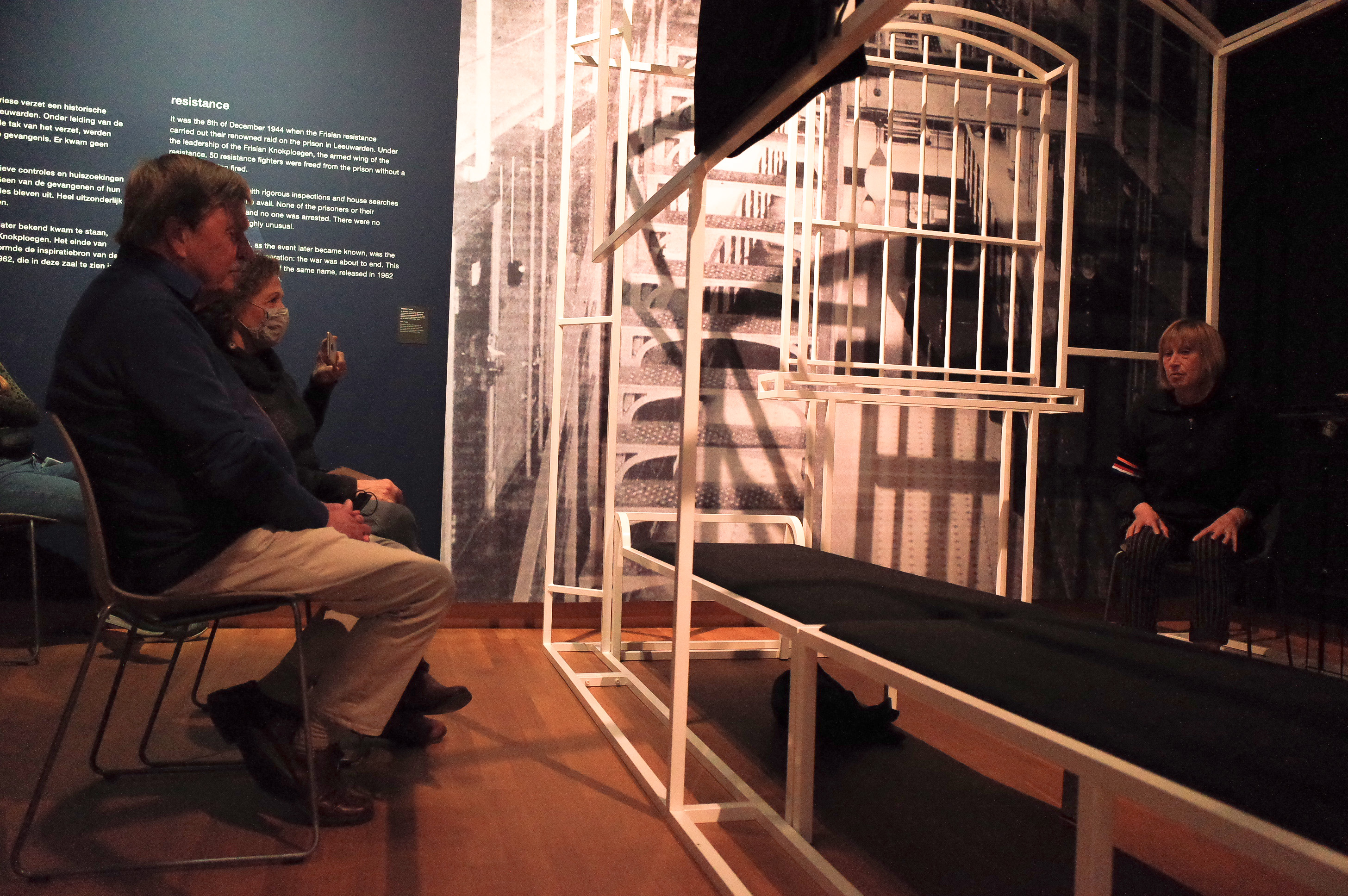 Richard Koole en zijn vrouw Miep krijgen in het Verzetsmuseum een voorproefje van het Verteltheater door museumdocent Geja Broer