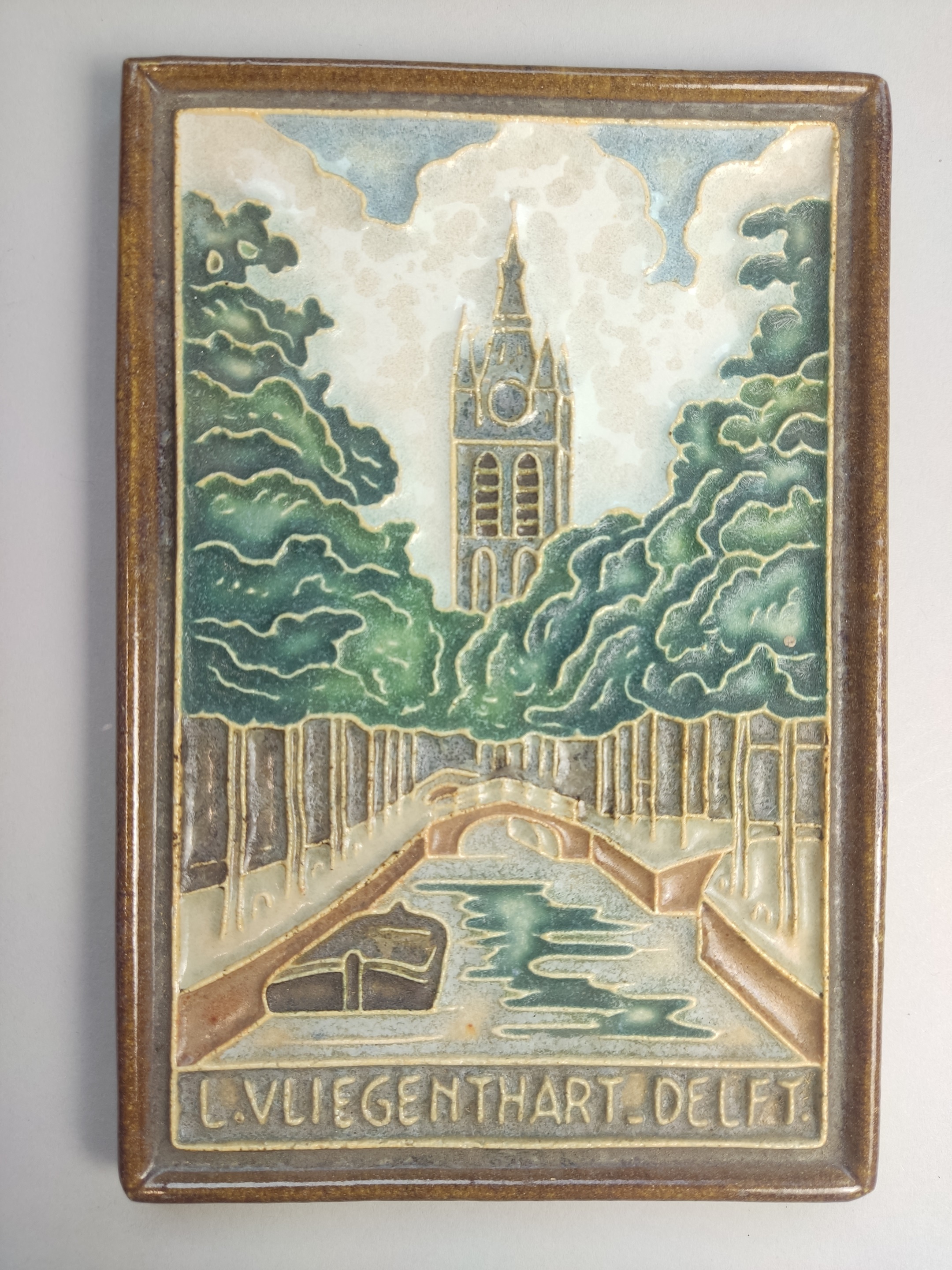 GMP 1970-077, tegel met polychroom Delfts Stadsgezicht, circa 1930-1940 door De Porceleyne Fles, periode v/h Joost Thooft en Lab