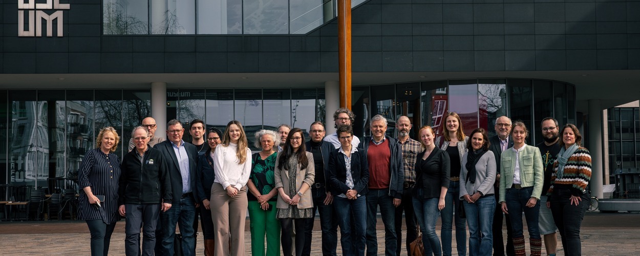 Groepsfoto van de partners tijdens de kick-off op 24 maart 2025. Foto door Aron Weidenaar Groepsfoto van de partners tijdens de kick-off op 24 maart 2025. Foto door Aron Weidenaar