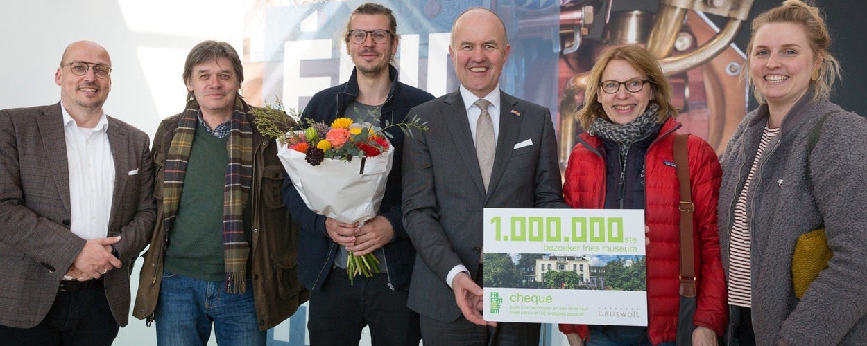 Museumdirecteur Kris Callens en de Commissaris van de Koning in Friesland Arno Brok verwelkomen de familie Effing als miljoenste bezoeker. Foto: Marieke Balk