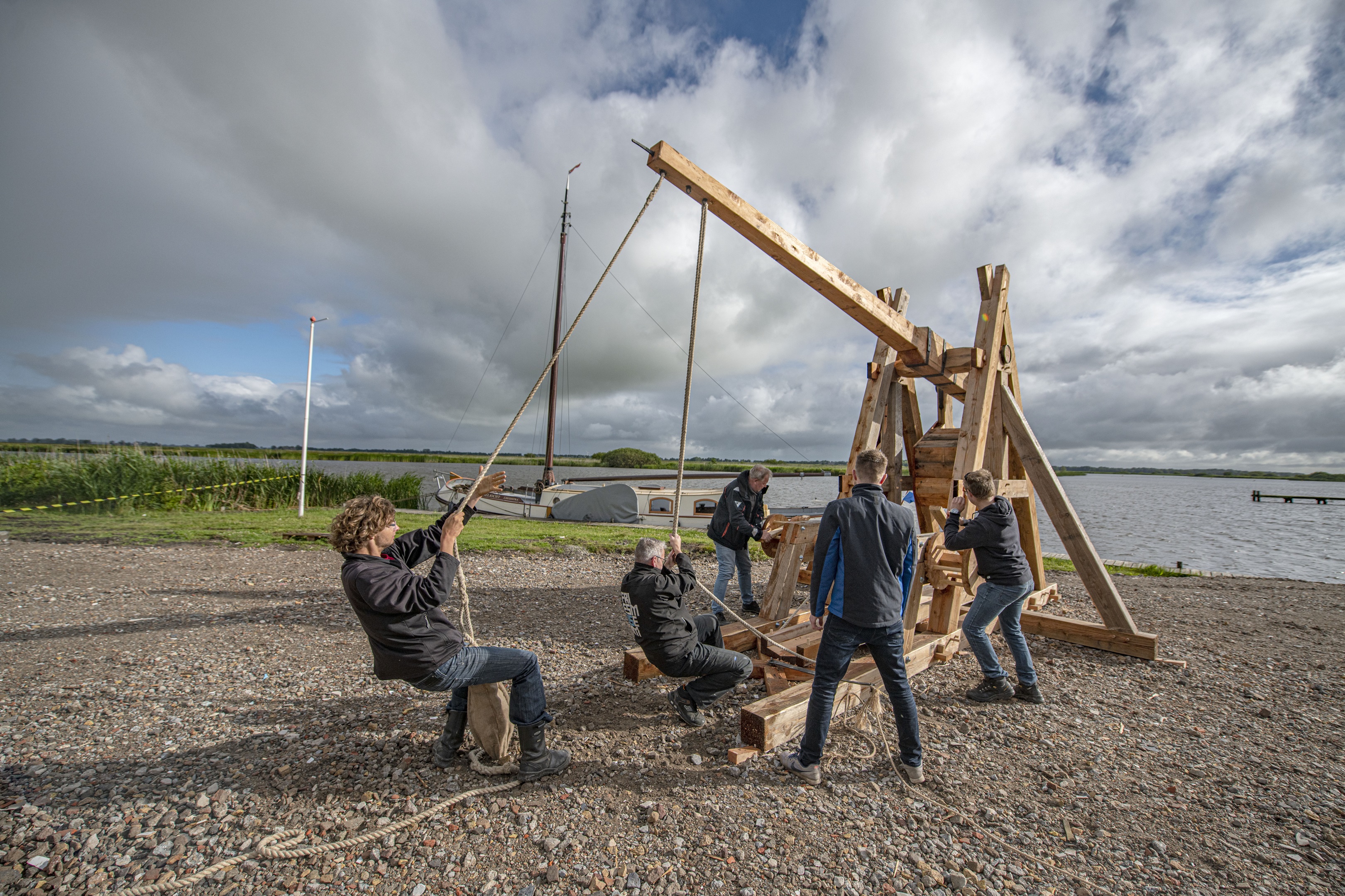 Studenten en medewerkers Fries Museum testen de blijde. Foto: Jacob van Essen