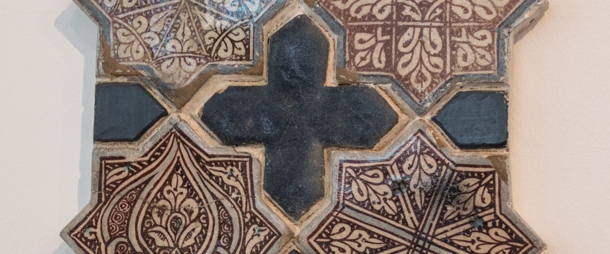 Iran, 1300 - 1400, majolica,Keramiekmuseum Princessehof, (bruikleen Stichting van Achterbergh-Domhof). Klik op de foto om te vergroten.