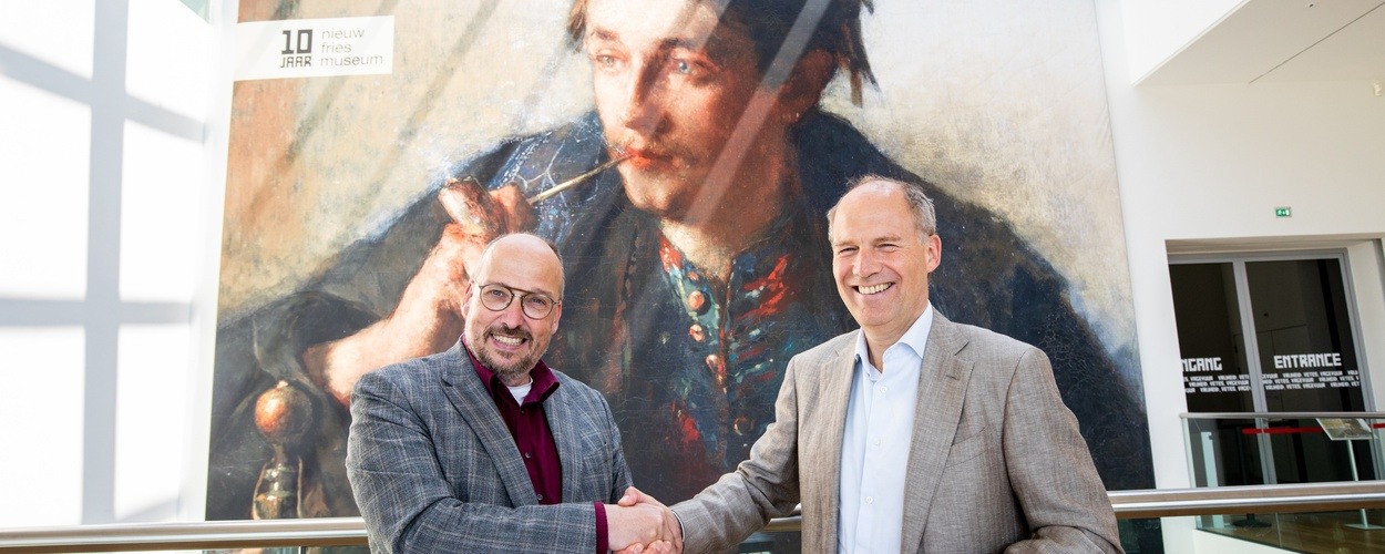 Kris Callens (Fries Museum) en Huib Morelisse (Windpark Fryslân) tekenen de samenwerkingsovereenkomst. Foto door Ruben van Vliet.