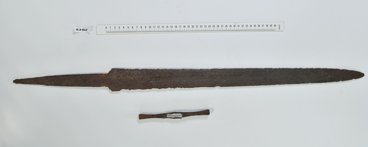 Foto vóór de restauratie. Anderhalfhandig tweesnijdend zwaard, 1200-13501400, collectie Koninklijk Fries Genootschap. Beeld: Paulien Kaan