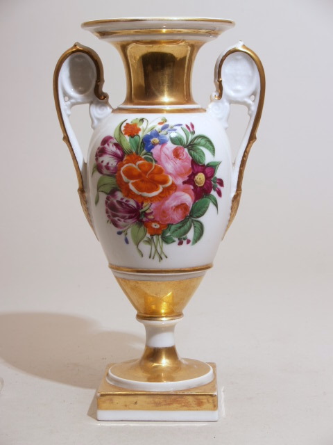 Vaas met een decor van polychroom boeket en decoraties in het goud, eigen collectie