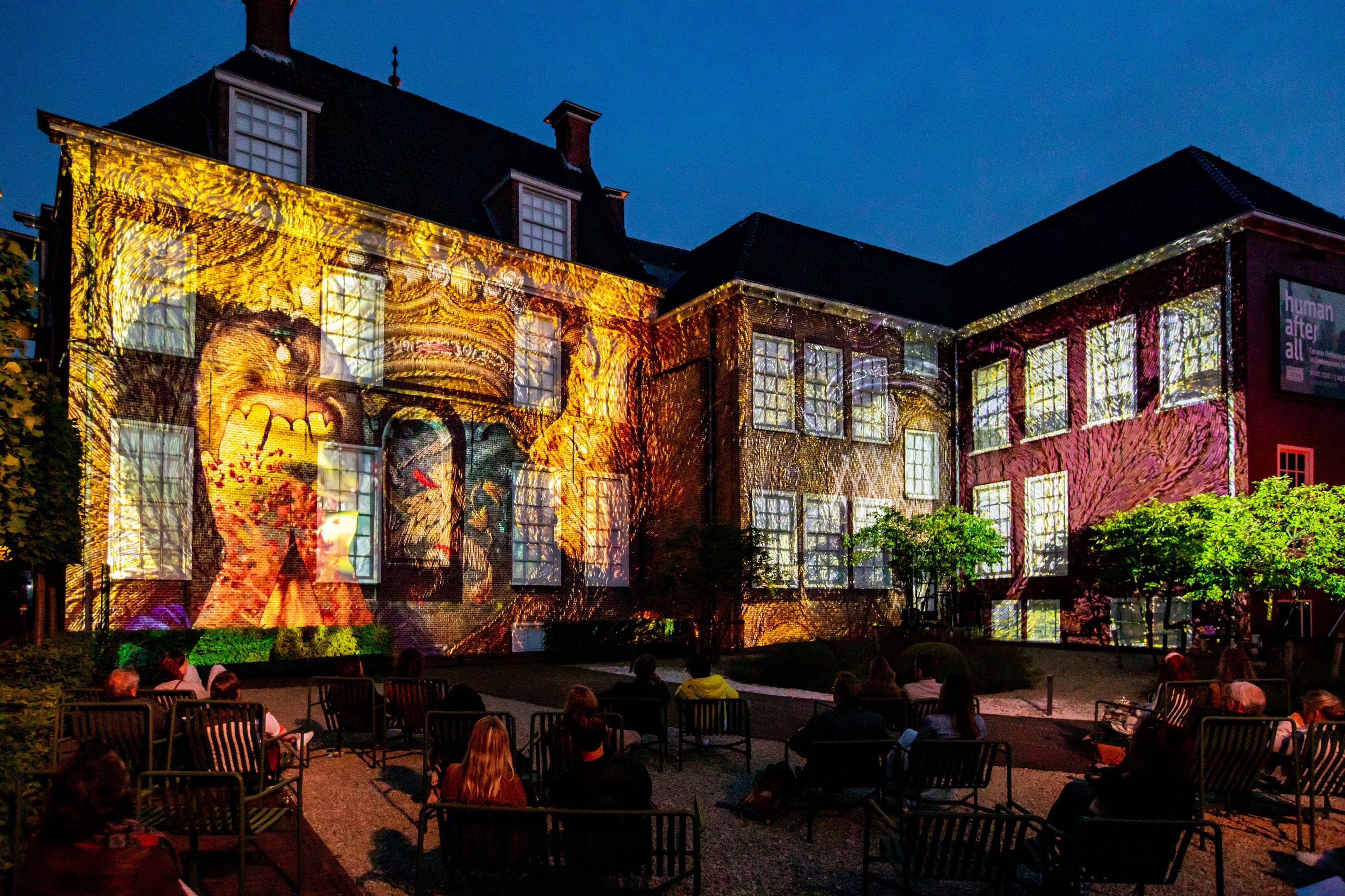 Acht weken lang schoven bezoekers aan in de paleistuin, voor een meeslepende audio-ervaring en videoprojecties in een poëtische 