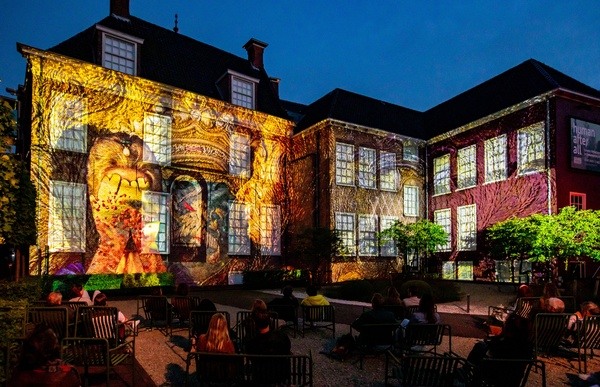 Deze zomer was er een son-et-lumière in de tuin van het museum te zien, gemaakt door regisseur Jos van Kan en videokunstenaar Frouke ten Velden.