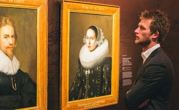 Bezoeker in Rembrandt & Saskia - Foto Ruben van Vliet