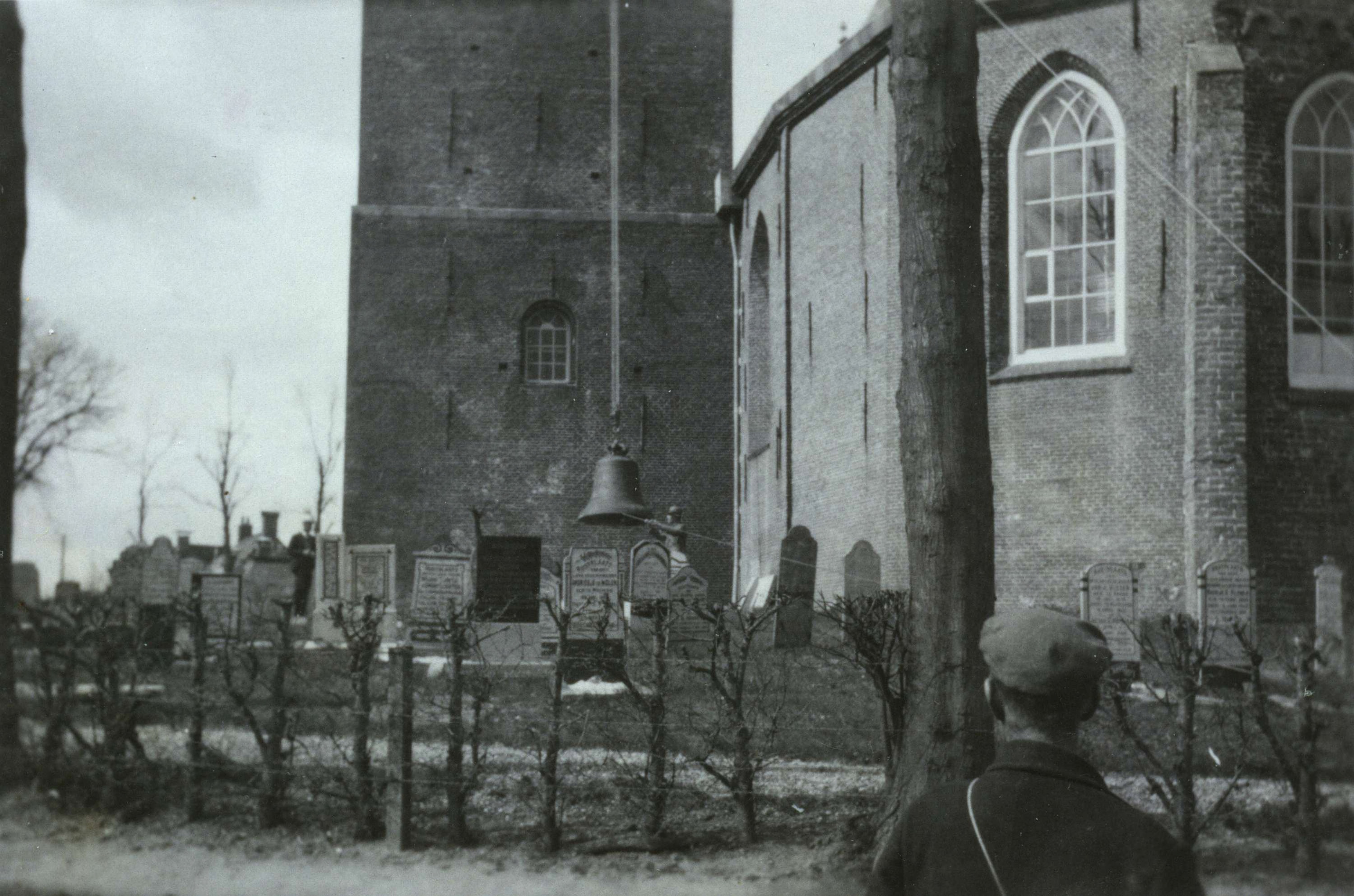 Voorbeeld van het vorderen van een kerkklok in de oorlog. Wirdum, 1943 (collectie Fries Verzetsmuseum).