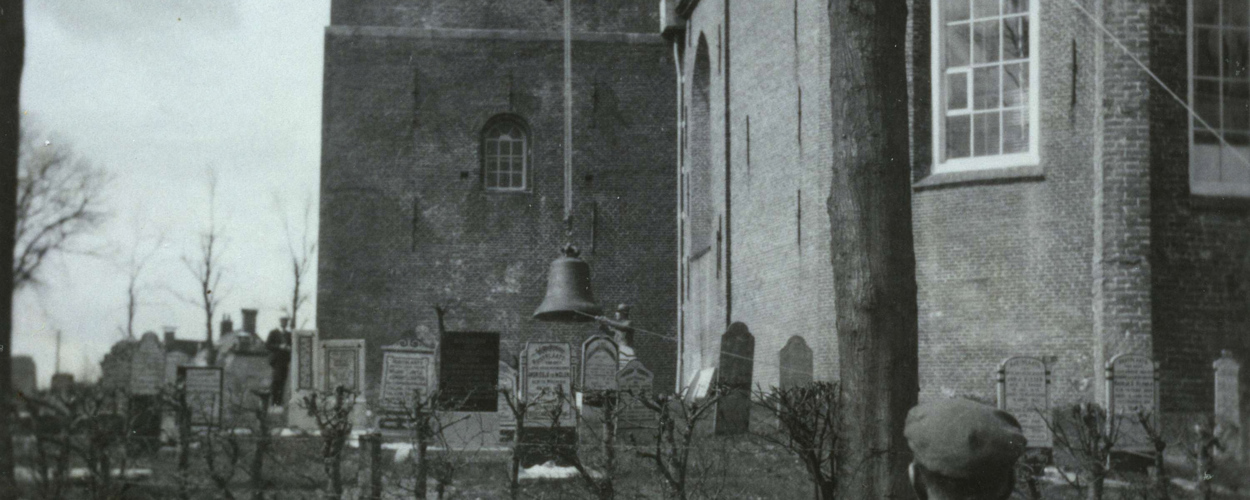 Voorbeeld van het vorderen van een kerkklok in de oorlog. Wirdum, 1943 (collectie Fries Verzetsmuseum). Voorbeeld van het vorderen van een kerkklok in de oorlog. Wirdum, 1943 (collectie Fries Verzetsmuseum).