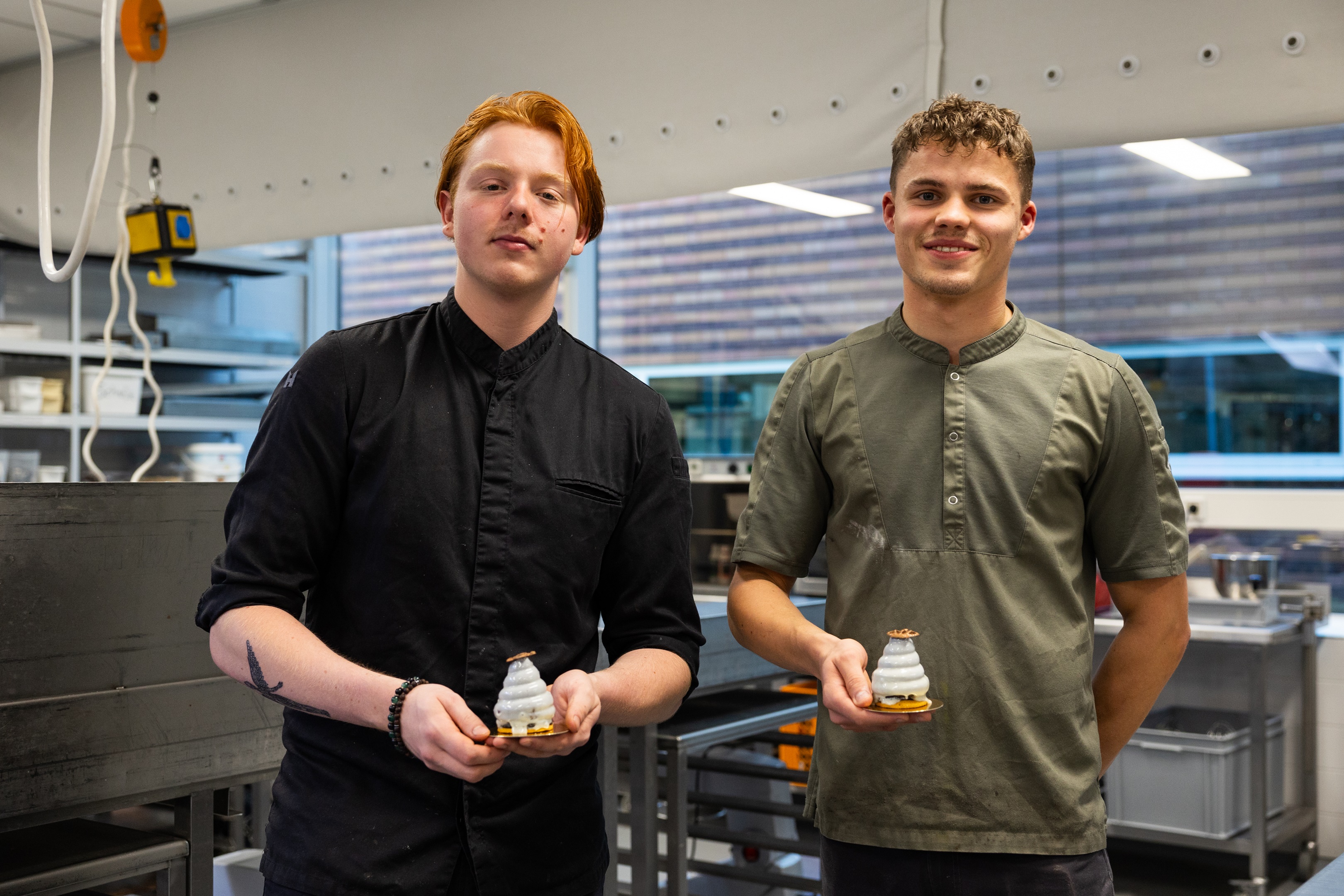 Studenten met hun taartje Máxima, foto: Aron Weidenaar