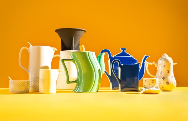 Ensemble van diverse design koffieservies 1985-2016. Foto: Collectie: Keramiekmuseum Princessehof. Foto: Thomas Nondh Jansen. Ensemble van diverse design koffieservies 1985-2016. Foto: Collectie: Keramiekmuseum Princessehof. Foto: Thomas Nondh Jansen.