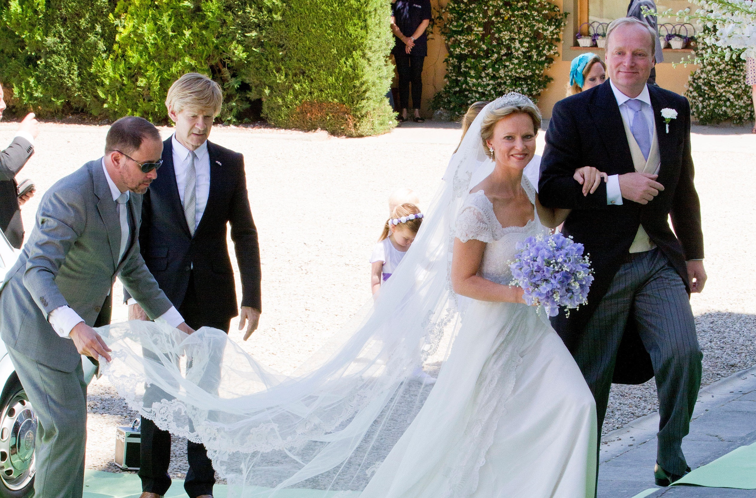 Trouwfoto van Carolina Bourbon de Parme in een ontwerp van Addy van den Krommenacker, 2012, privécollectie. Foto: Patrick van Katwijk (Alamy).