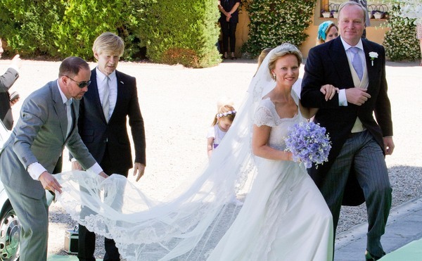 Trouwfoto van Carolina Bourbon de Parme in een ontwerp van Addy van den Krommenacker, 2012, privécollectie. Foto: Patrick van Katwijk (Alamy). Trouwfoto van Carolina Bourbon de Parme in een ontwerp van Addy van den Krommenacker, 2012, privécollectie. Foto: Patrick van Katwijk (Alamy).