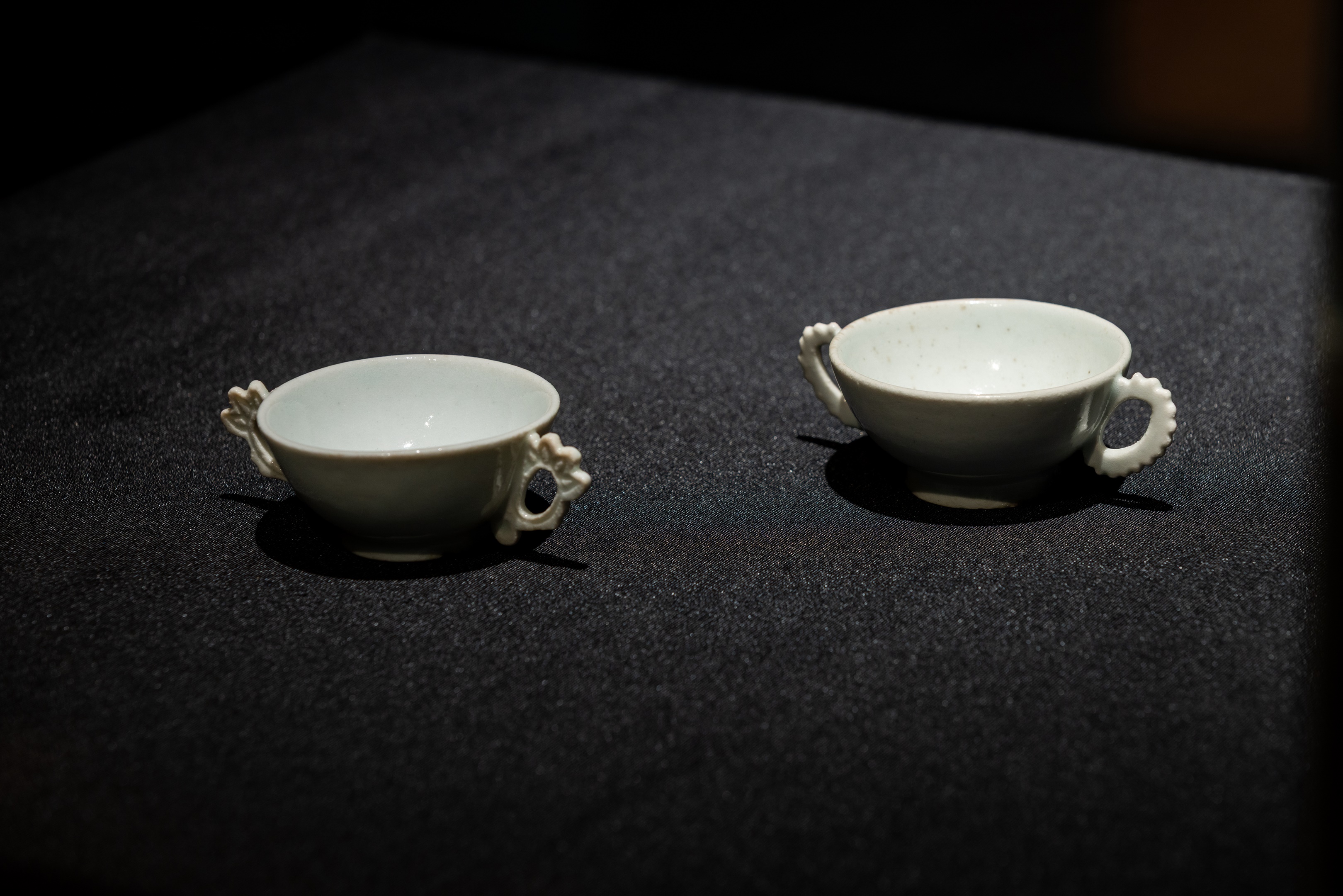 Voor deze kommetjes keek Korea 600 jaar geleden de kunst af van China. Deze Koreaanse kommetjes werden met de grootste zorg gebakken in de keizerlijke ovens en zo kwam de productie van porselein volledig tot bloei in Korea. Kommetje met geribbelde oren, Korea, 1470 – 1520, porselein, buwon-ovens.