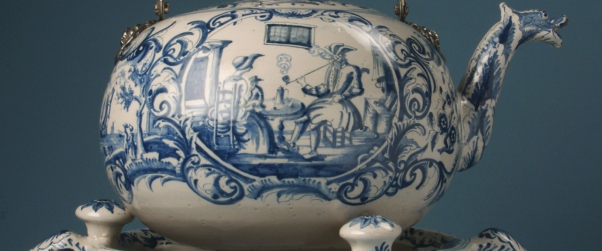 Kettle on warmer, Gleibakkerij Tichelaar in Makkum, ca. 1772, porcelain, kettle: h. 16 cm and 14 cm, warmer: h. 14 cm and 24 cm, on loan from the Ottema-Kingma Foundation.
