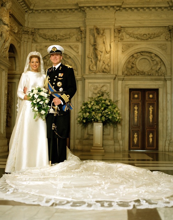 Trouwfoto van Koningin Máxima in een ontwerp van Valentino, 2002, mikado-zijde, privécollectie. Foto: RVD - Jeroen van der Meyde. Trouwfoto van Koningin Máxima in een ontwerp van Valentino, 2002, mikado-zijde, privécollectie. Foto: RVD - Jeroen van der Meyde.