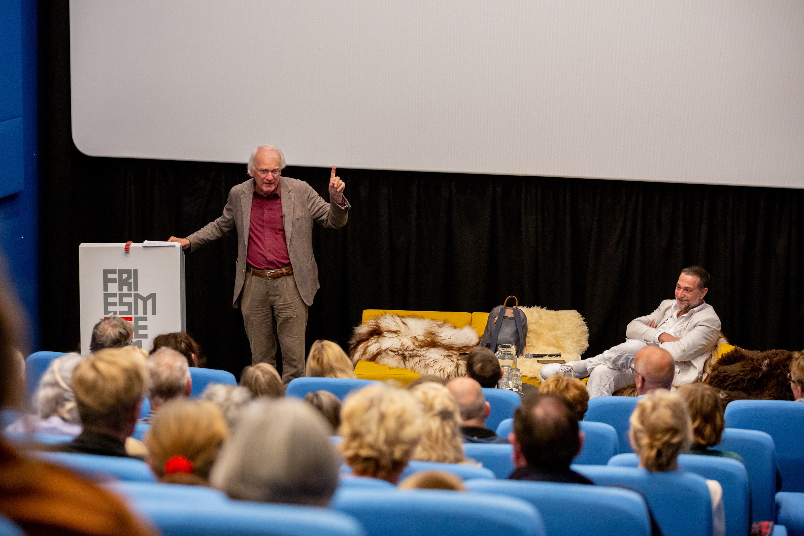 Herman Pleij geeft college. Foto: Ruben van Vliet