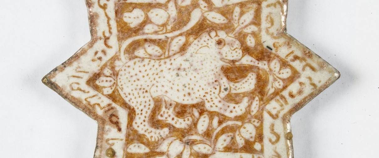 Iran, circa 1300, kwarts-fritgoed, Keramiekmuseum Princessehof (bruikleen Stichting van Achterbergh-Domhof). Klik op de foto om te vergroten.