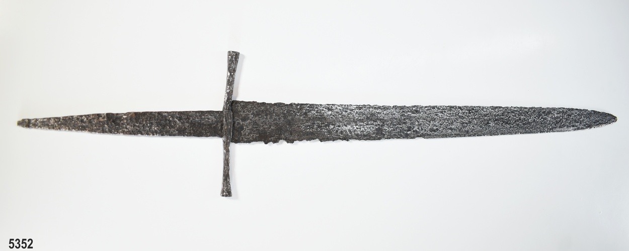 Foto na de restauratie. Anderhalfhandig tweesnijdend zwaard, 1200-13501400, collectie Koninklijk Fries Genootschap. Beeld: Paulien Kaan