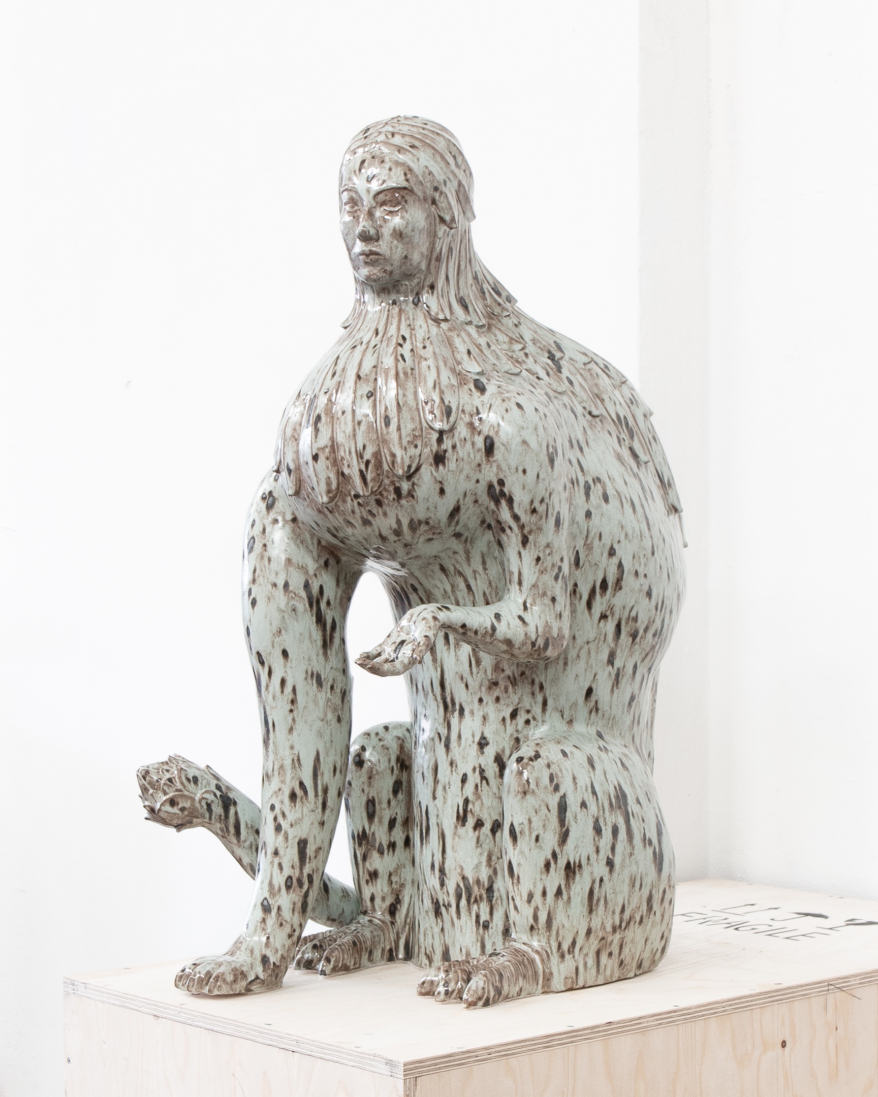 Statue of Asking: Threshold Guardian II, Pei-Hsuan Wang, 2022 | Collectie Keramiekmuseum Princessehof - verworven met steun van het Mondriaan Fonds