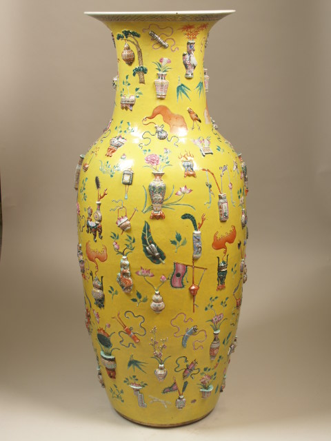 Vaas met decor van symbolen in reliëf