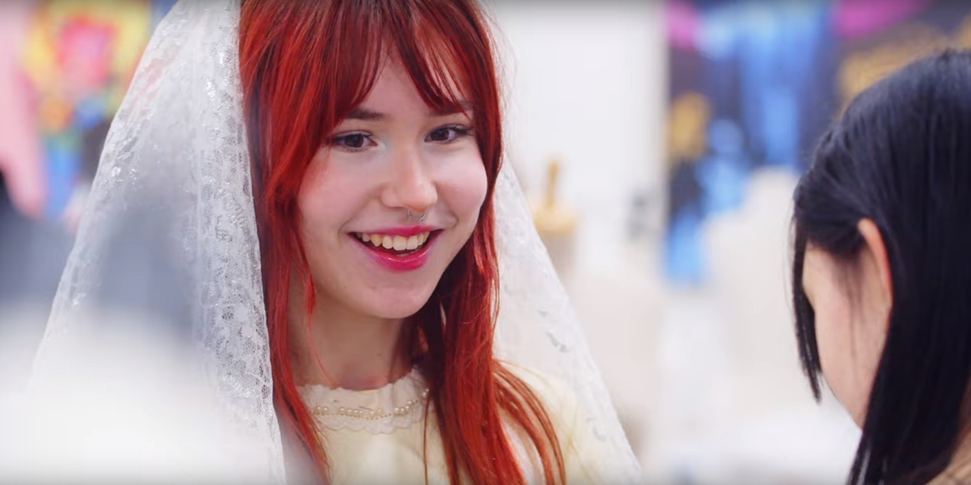 Making of: trouwjurken passen in de hal