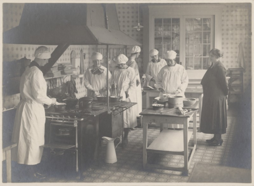 Leerlingen van de huishoudschool aan de Speelmanstraat te Leeuwarden, J. Dwinger