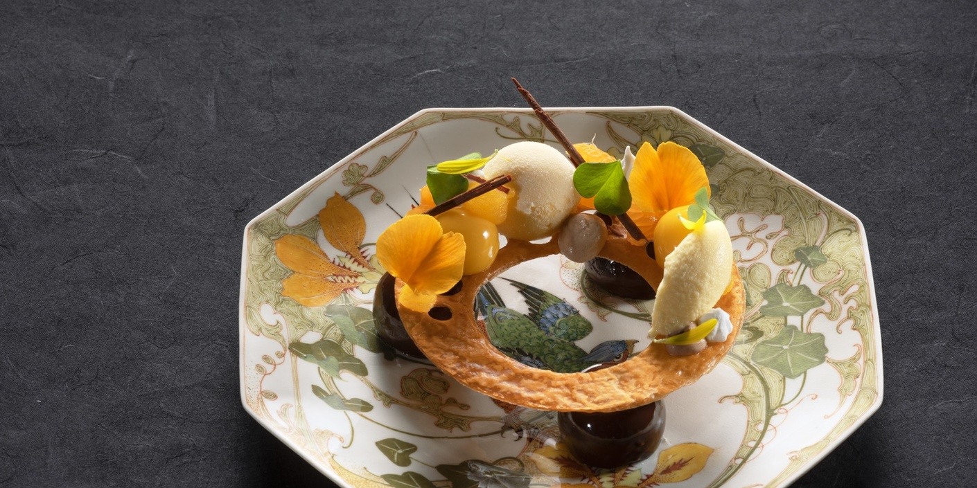 DESSERT VAN CHOCOLADE EN MANDARIJN OP EIERSCHAALPORSELEIN