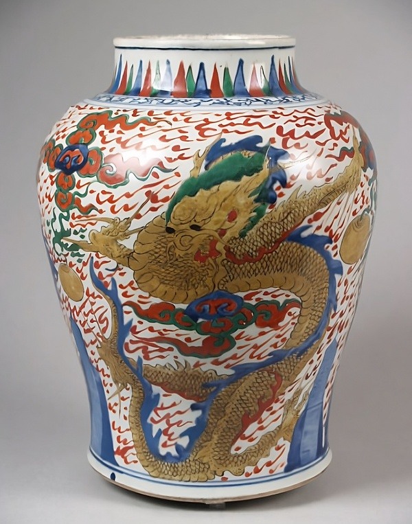 Vase decorated with dragons and flaming pearls, China, 1644-1661, Porcelain, 34.5 cm, d. 26.5 cm