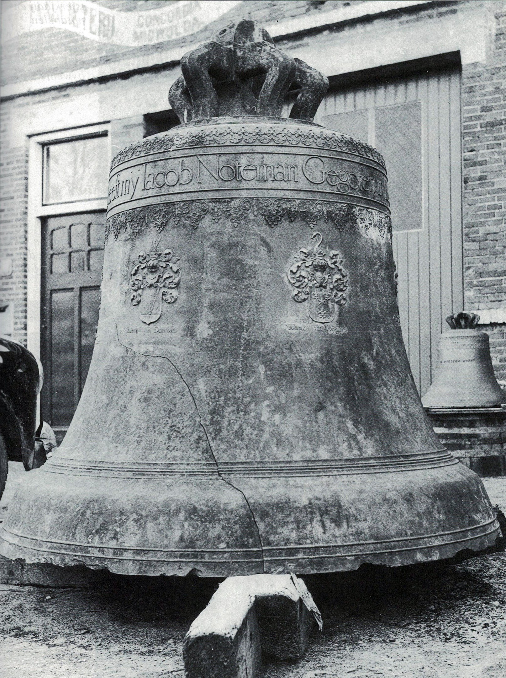 De gebarsten klok van Minnertsga staat kort na de brand in 1947 bij de klokkengieterij Concordia in Midwolda (collectie Minnertsga Vroeger).