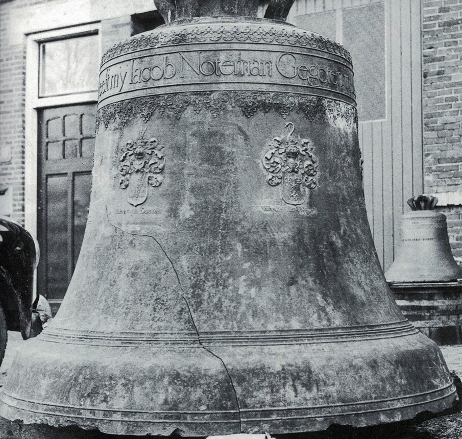 De gebarsten klok van Minnertsga staat kort na de brand in 1947 bij de klokkengieterij Concordia in Midwolda (collectie Minnertsga Vroeger). De gebarsten klok van Minnertsga staat kort na de brand in 1947 bij de klokkengieterij Concordia in Midwolda (collectie Minnertsga Vroeger).
