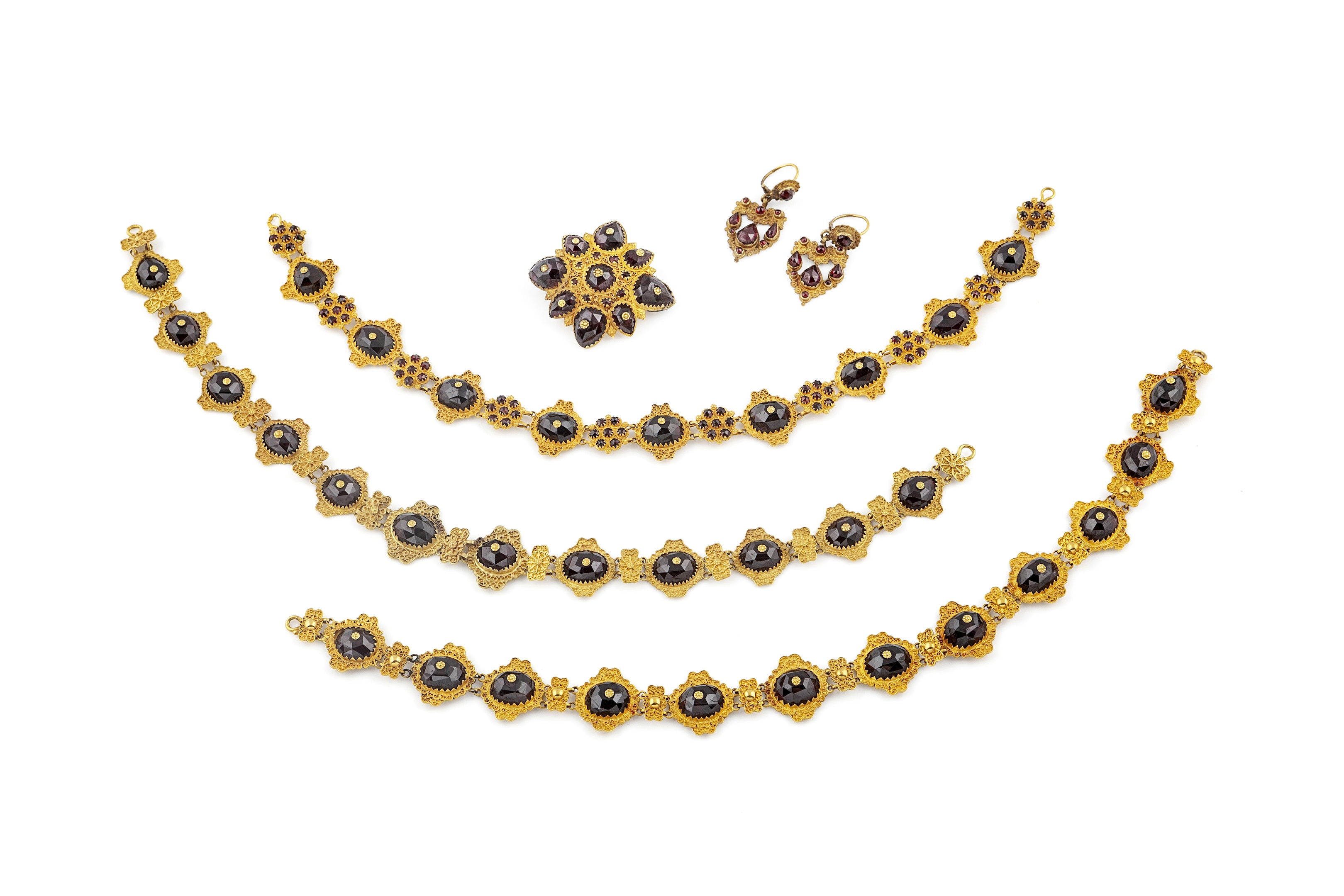 Afb. 6. Drie bootjeskettingen, broche en paar oorbellen, negentiende eeuw. Fries Museum | Collectie Provincie Fryslân | Schenkin