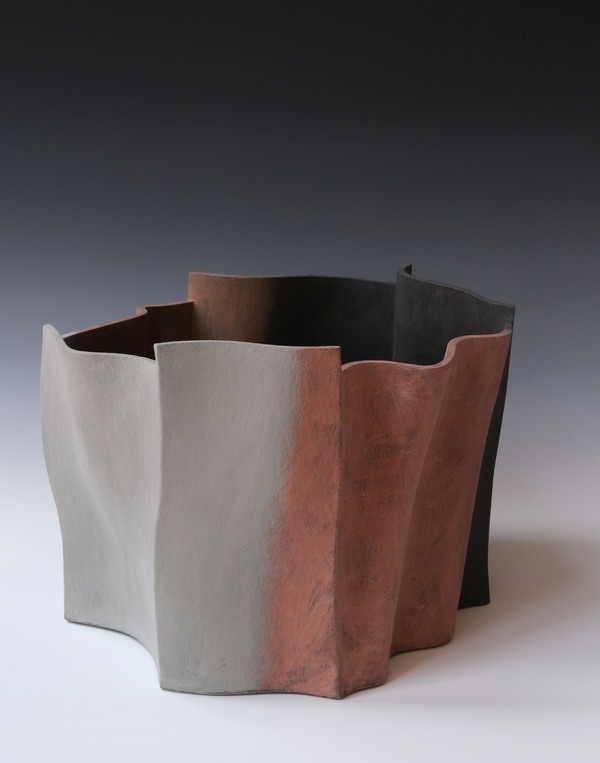Ken Eastmen, Out of the Wind, 2019, engobe steengoed | Collectie Galerie Terra Delft Ken Eastmen, Out of the Wind, 2019, engobe steengoed | Collectie Galerie Terra Delft