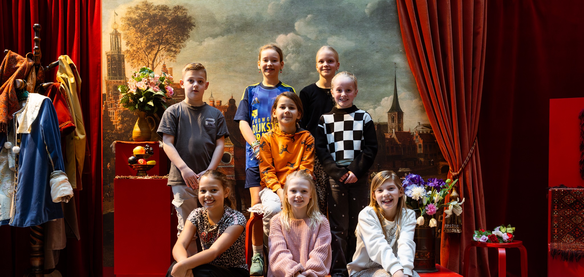 De nieuwe kinderdirectie op bezoek bij ‘hun’ museum, van links naar rechts: Djayden, Marcus was ziek en werd vervangen door Faya