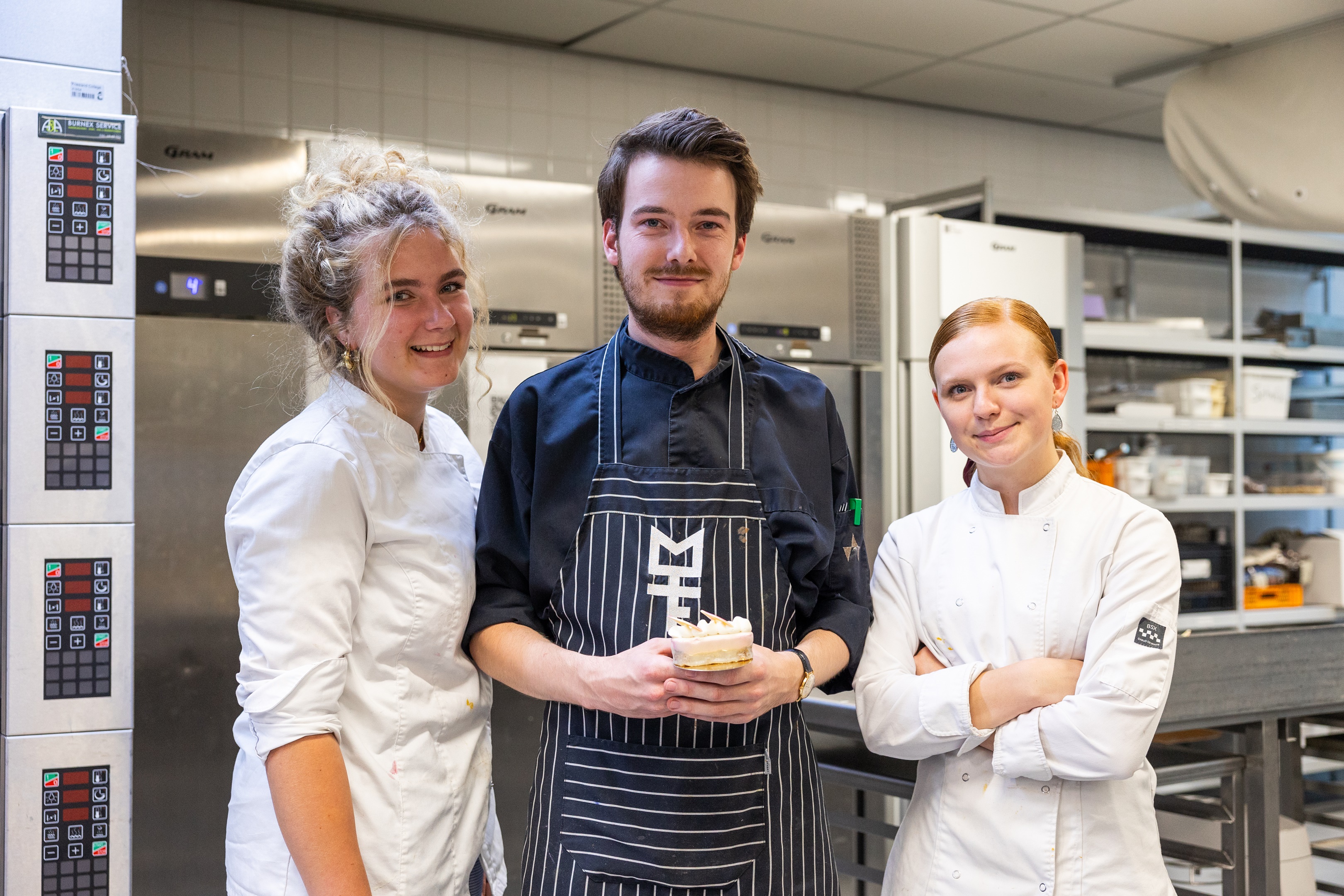 Studenten met hun taartje Nikkie, foto: Aron Weidenaar
