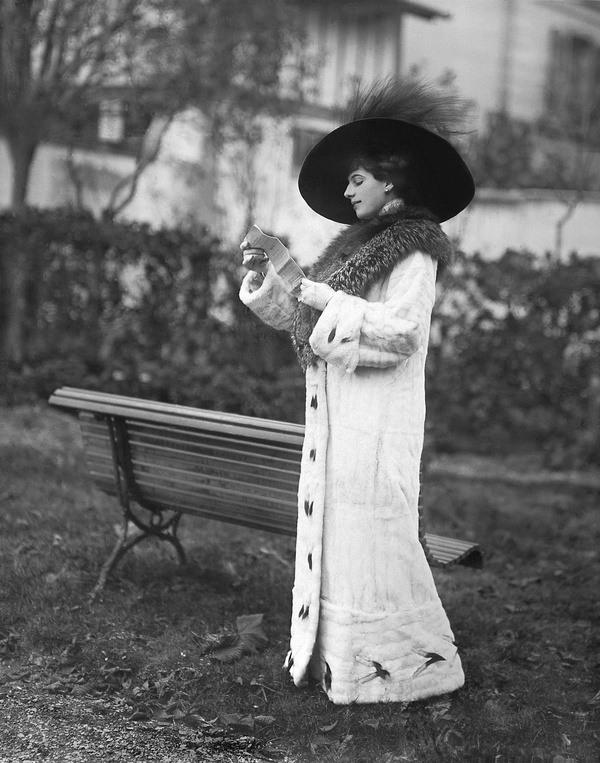 Mata Hari op de renbaan Longchamps in Parijs. October 1911. In nerts jas bij bankje, Collectie Fries Museum, Leeuwarden