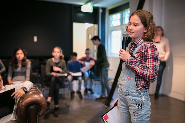 Leerlingen oefenen met debatteren - foto Sebastiaan ter Burg