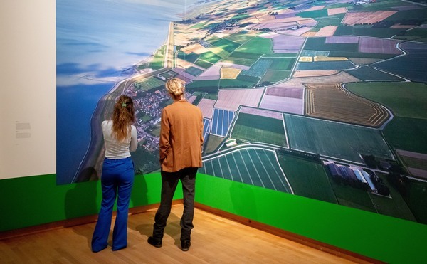 Fryslân van boven biedt een unieke blik op het Friese landschap en laat zien hoe dit in de loop van tijd veranderd is. Fryslân van boven biedt een unieke blik op het Friese landschap en laat zien hoe dit in de loop van tijd veranderd is.