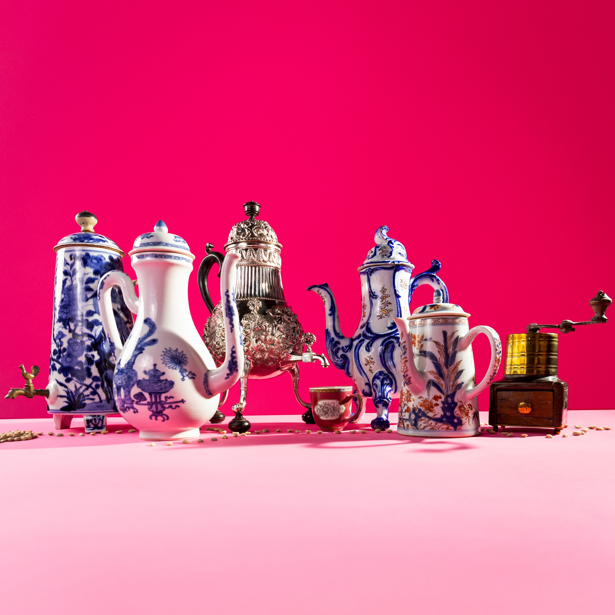 Ensemble 18e-eeuws koffiegerei. Collectie: Keramiekmuseum Princessehof en Fries Museum. Foto: Thomas Nondh Jansen.