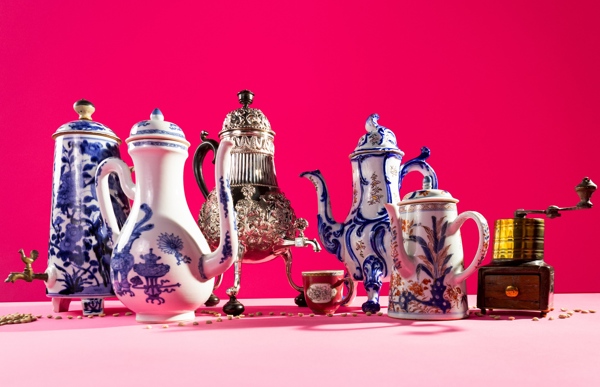 Ensemble 18e-eeuws koffiegerei. Collectie: Keramiekmuseum Princessehof en Fries Museum. Foto: Thomas Nondh Jansen. Ensemble 18e-eeuws koffiegerei. Collectie: Keramiekmuseum Princessehof en Fries Museum. Foto: Thomas Nondh Jansen.