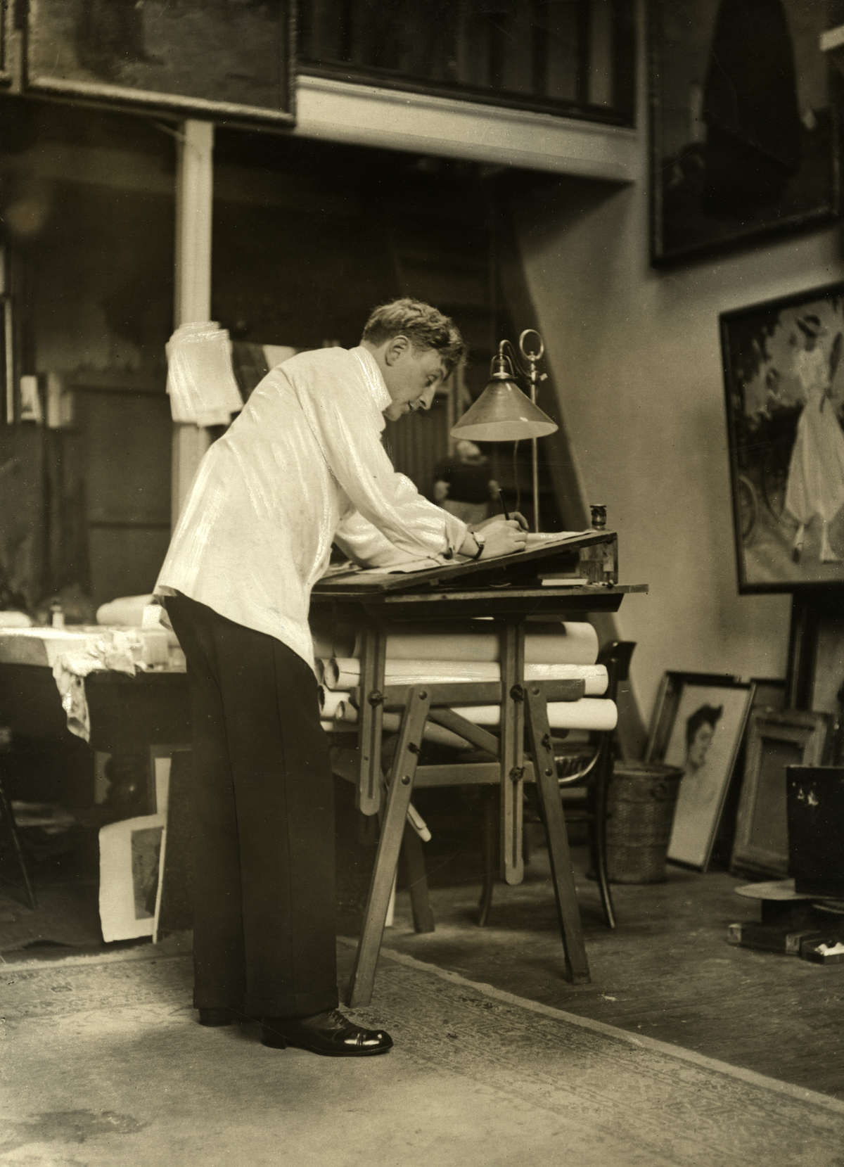 Piet van der Hem in zijn atelier, 1917  [via Spaarnestad: [SFA022001263], Het Leven, Spaarnestad Photo]