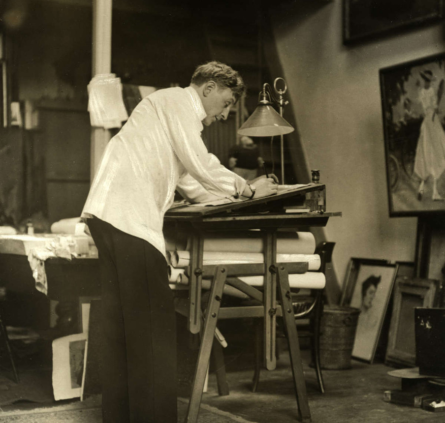 Piet van der Hem in zijn atelier, 1917  [via Spaarnestad: [SFA022001263], Het Leven, Spaarnestad Photo]